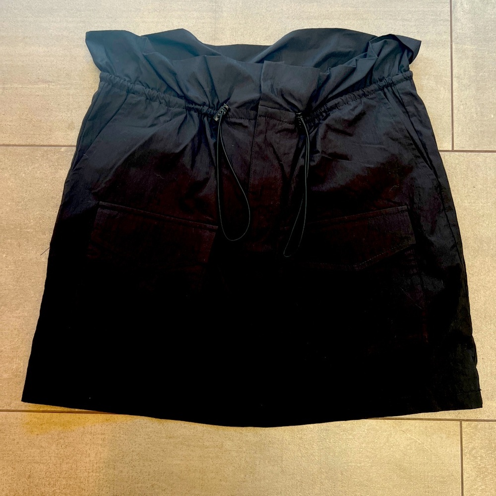Fun mini skirt in quick dry nylon w cargo pockets & cool drawstring waist detail